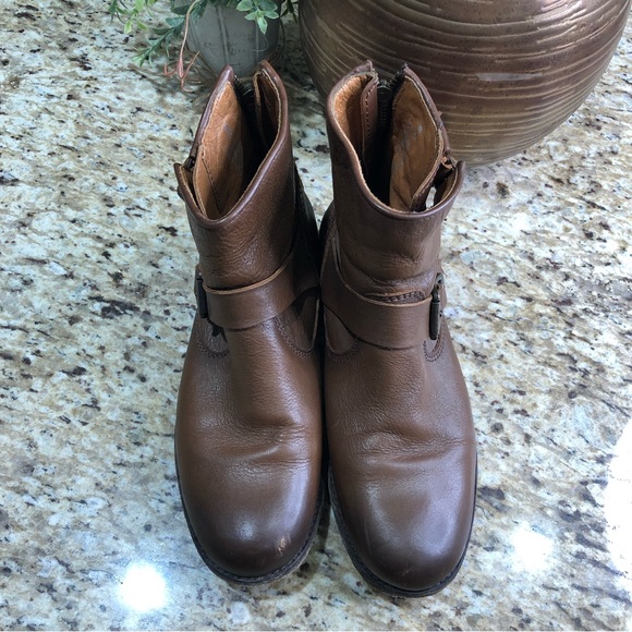 FRYE Cognac Tyler Engineer Brown Leather Ankle Boots 6.5 - Picture 3 of 10